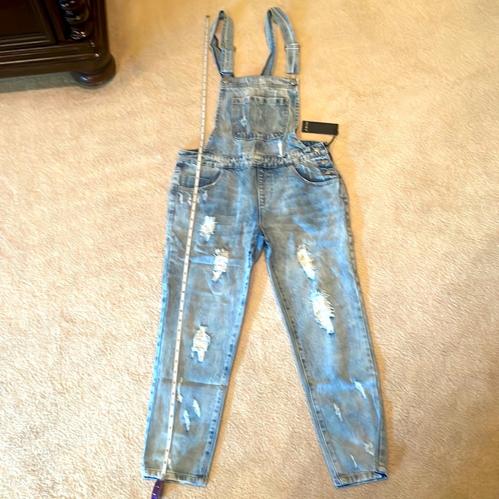 NWT Forever 21 Overhalls size medium.All offers welcomed! Have a great day!!🤗🌹